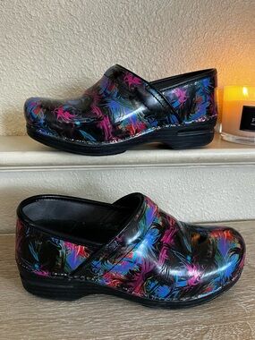 Dansko XP 2.0 Professional Clogs Purple Swirl Blue Patent Leather Womens 9/ 39